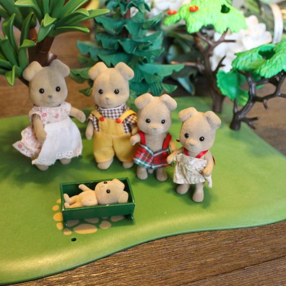 Sylvanian Families Calico Critters Forrester Dog Family & baby crib UK LIMITED - Picture 2 of 4